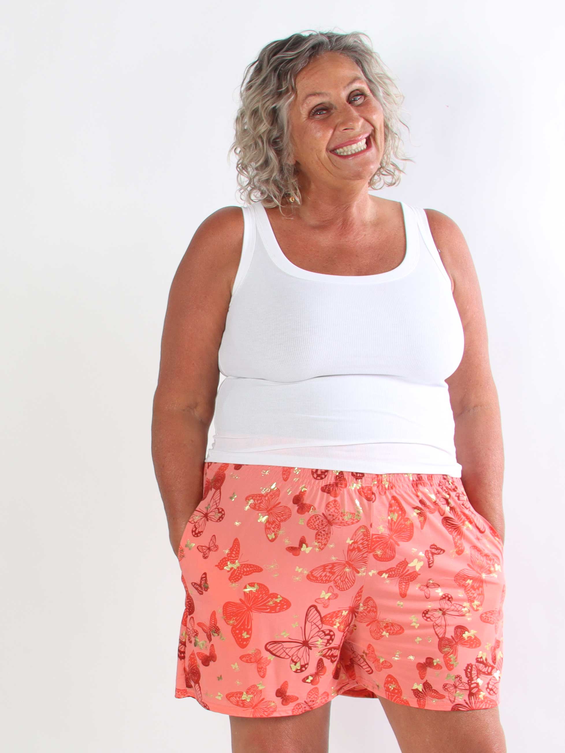 Pams Butterfly Shorts - Plus size shorts med sommerfugleprint og gulddetaljer